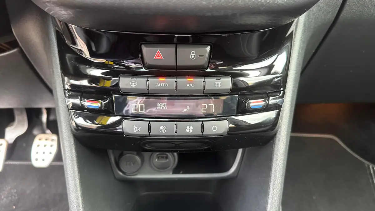 1.2 PureTech GT-Line | Cruise Control | Panoramadak | Climate Control | Achteruitrij Camera | Achteruitrijcamera standaard | Airco (automatisch) | Bluetooth telefoonvoorbereiding