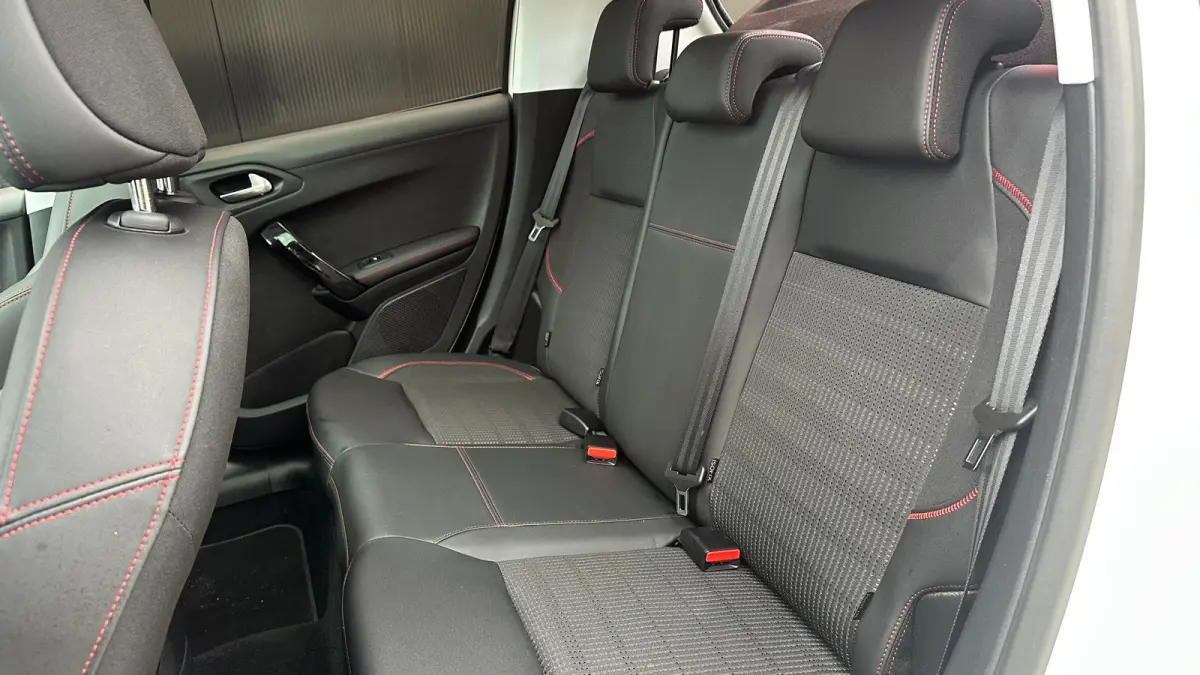 1.2 PureTech GT-Line | Cruise Control | Panoramadak | Climate Control | Achteruitrij Camera | Achteruitrijcamera standaard | Airco (automatisch) | Bluetooth telefoonvoorbereiding