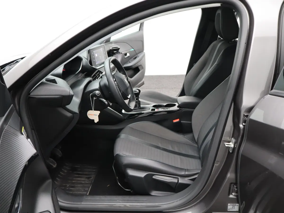 1.2 PureTech Allure Pack Carplay | Camera | Stoelverwarming | PDC | Cruise Control | Climate Control | 16" Lichtmetalen Velgen