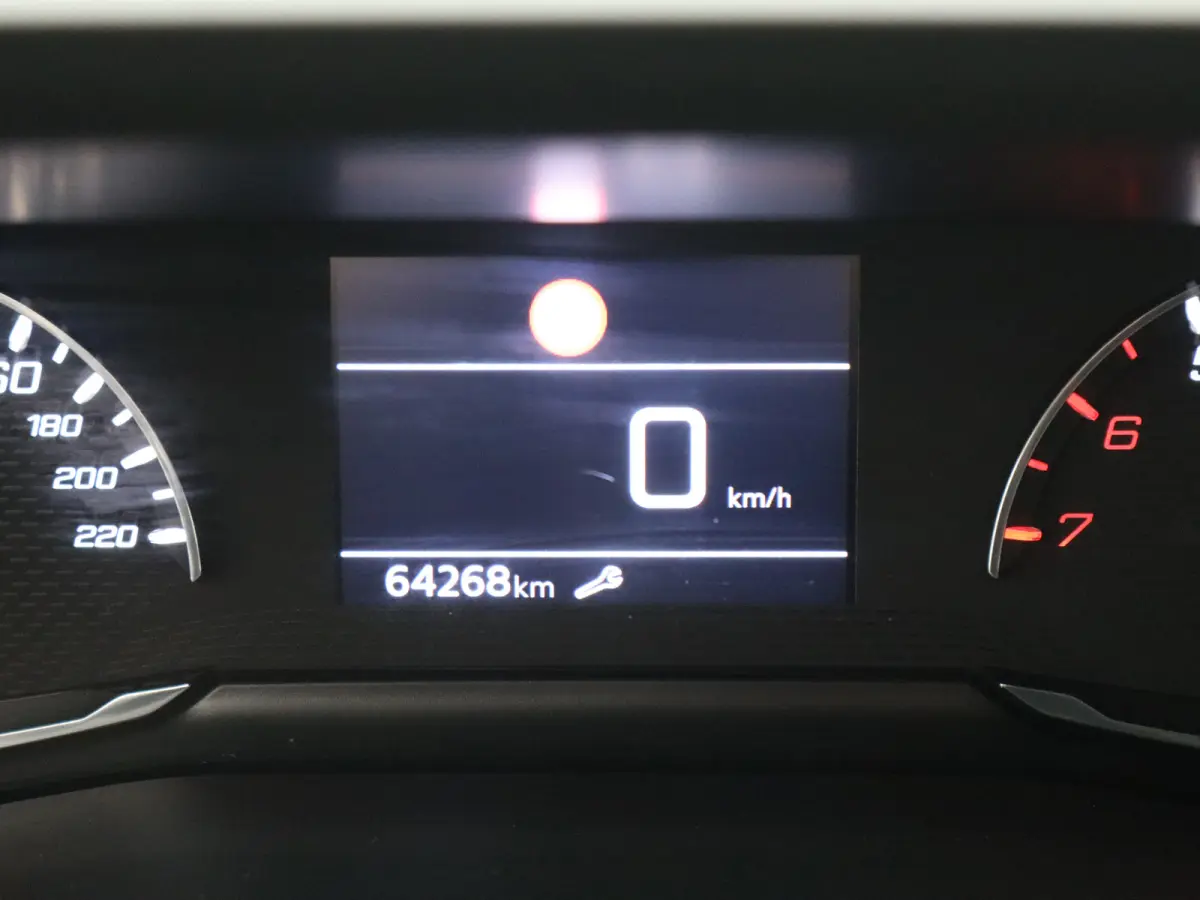 1.2 PureTech Allure Pack Carplay | Camera | Stoelverwarming | PDC | Cruise Control | Climate Control | 16" Lichtmetalen Velgen