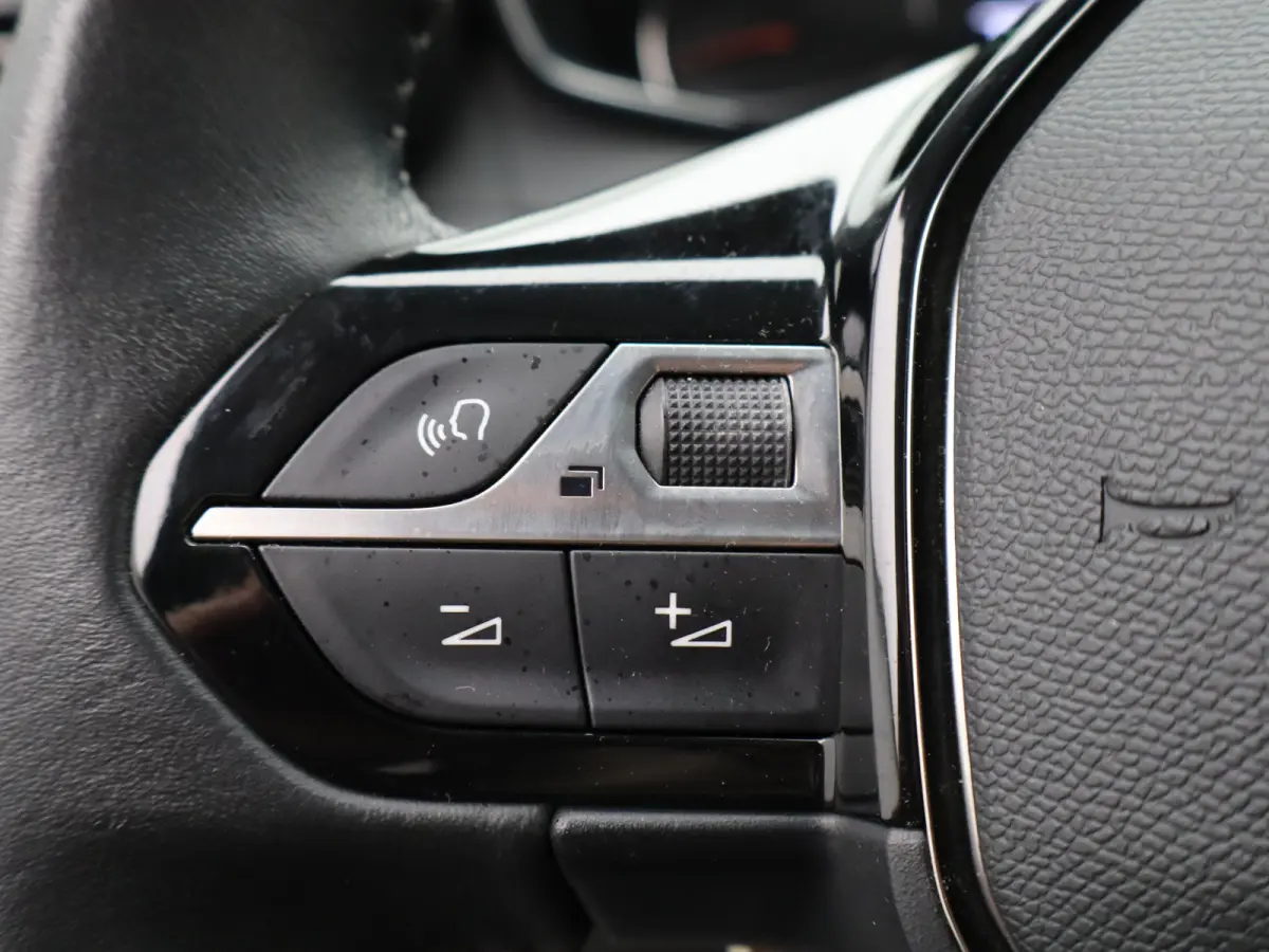 1.2 PureTech Allure Pack Carplay | Camera | Stoelverwarming | PDC | Cruise Control | Climate Control | 16" Lichtmetalen Velgen