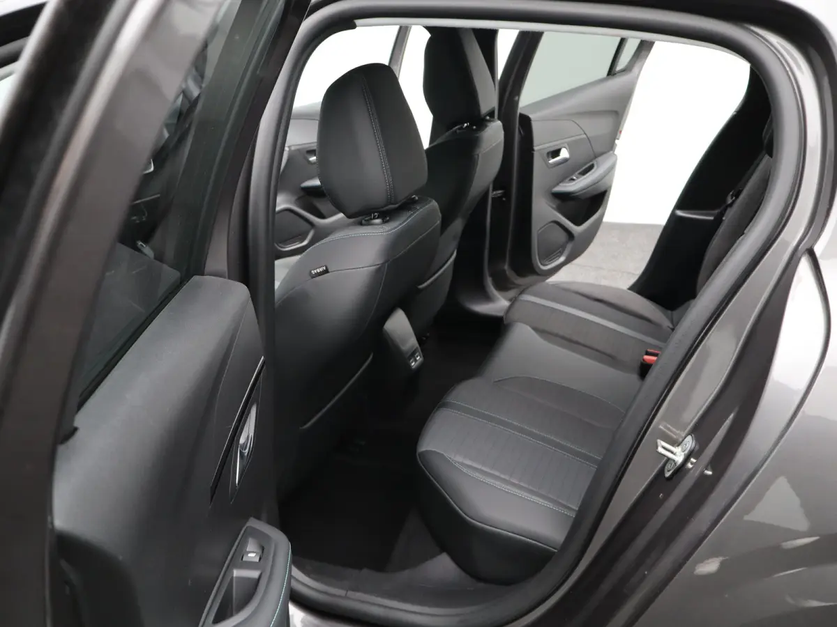 1.2 PureTech Allure Pack Carplay | Camera | Stoelverwarming | PDC | Cruise Control | Climate Control | 16" Lichtmetalen Velgen