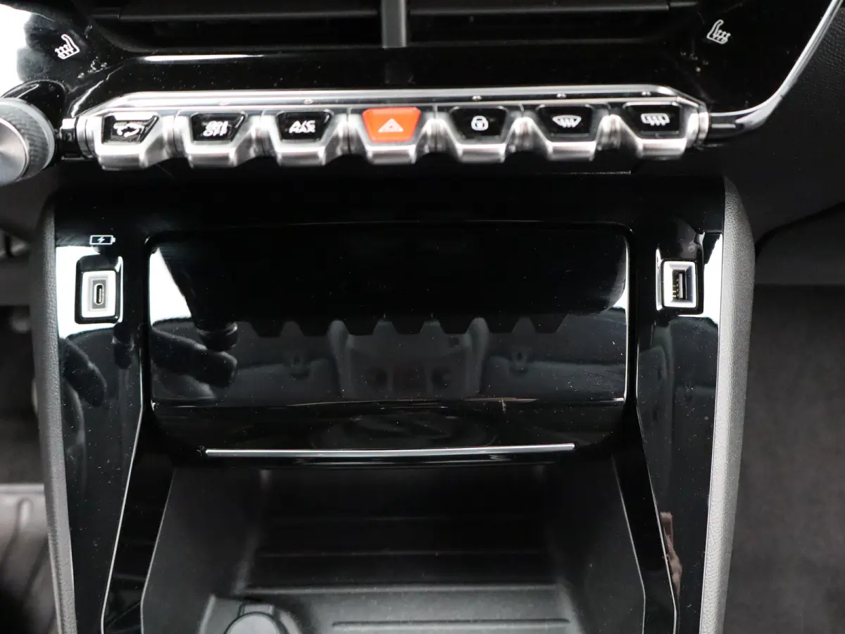 1.2 PureTech Allure Pack Carplay | Camera | Stoelverwarming | PDC | Cruise Control | Climate Control | 16" Lichtmetalen Velgen