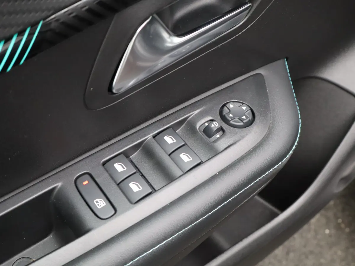 1.2 PureTech Allure Pack Carplay | Camera | Stoelverwarming | PDC | Cruise Control | Climate Control | 16" Lichtmetalen Velgen