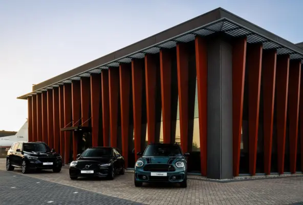 P8 AWD R-Design | Trekhaak | BLIS | Parkeercamera | Glossy Black | Keyless