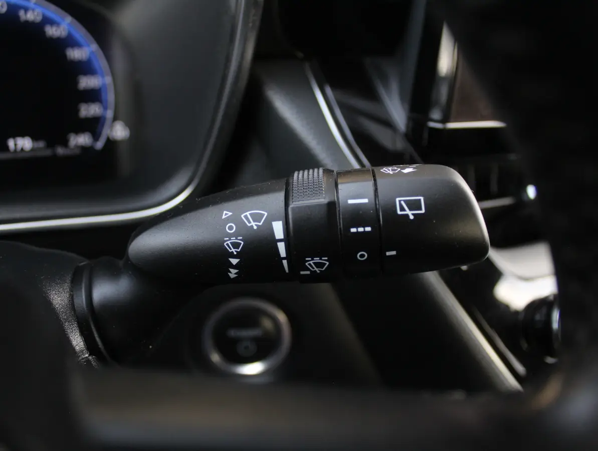 Hybrid 140 Active CARPLAY | ADAPCRUISE | CAMERA | LED | LMV16 | NAVI | DAB | CLIMATE