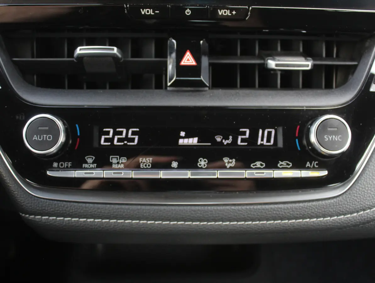 Hybrid 140 Active CARPLAY | ADAPCRUISE | CAMERA | LED | LMV16 | NAVI | DAB | CLIMATE