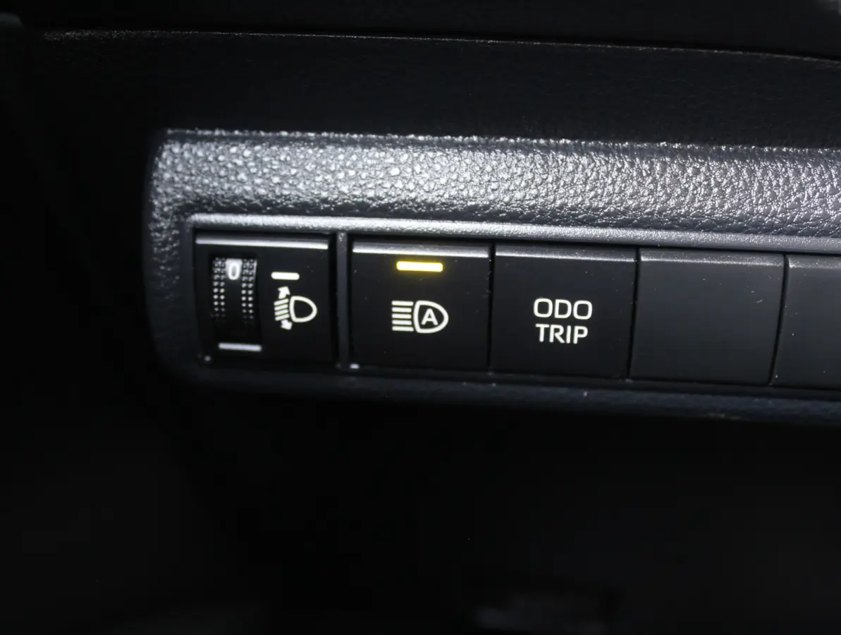 Hybrid 140 Active CARPLAY | ADAPCRUISE | CAMERA | LED | LMV16 | NAVI | DAB | CLIMATE