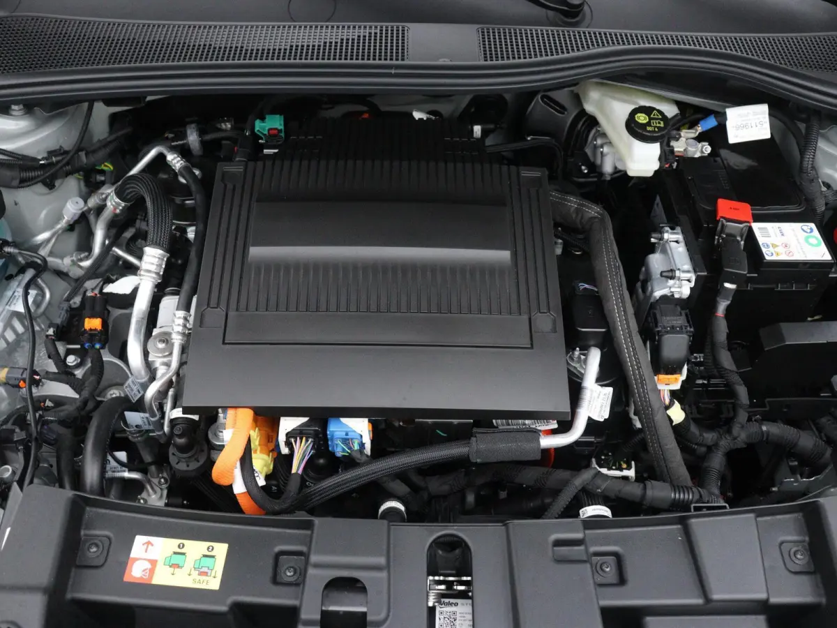 Summit 54 kWh | DEMONSTRATIE MODEL | NAV | CARPLAY | WINTER PACK | CAM | PDC | ECC | LMV |