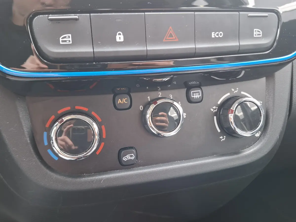 Comfort 27 kWh | SoH 93.3% | Lichtmetalen Velgen 14" | Radio | Airco | Kunstlederen/Stoffen Bekleding |
