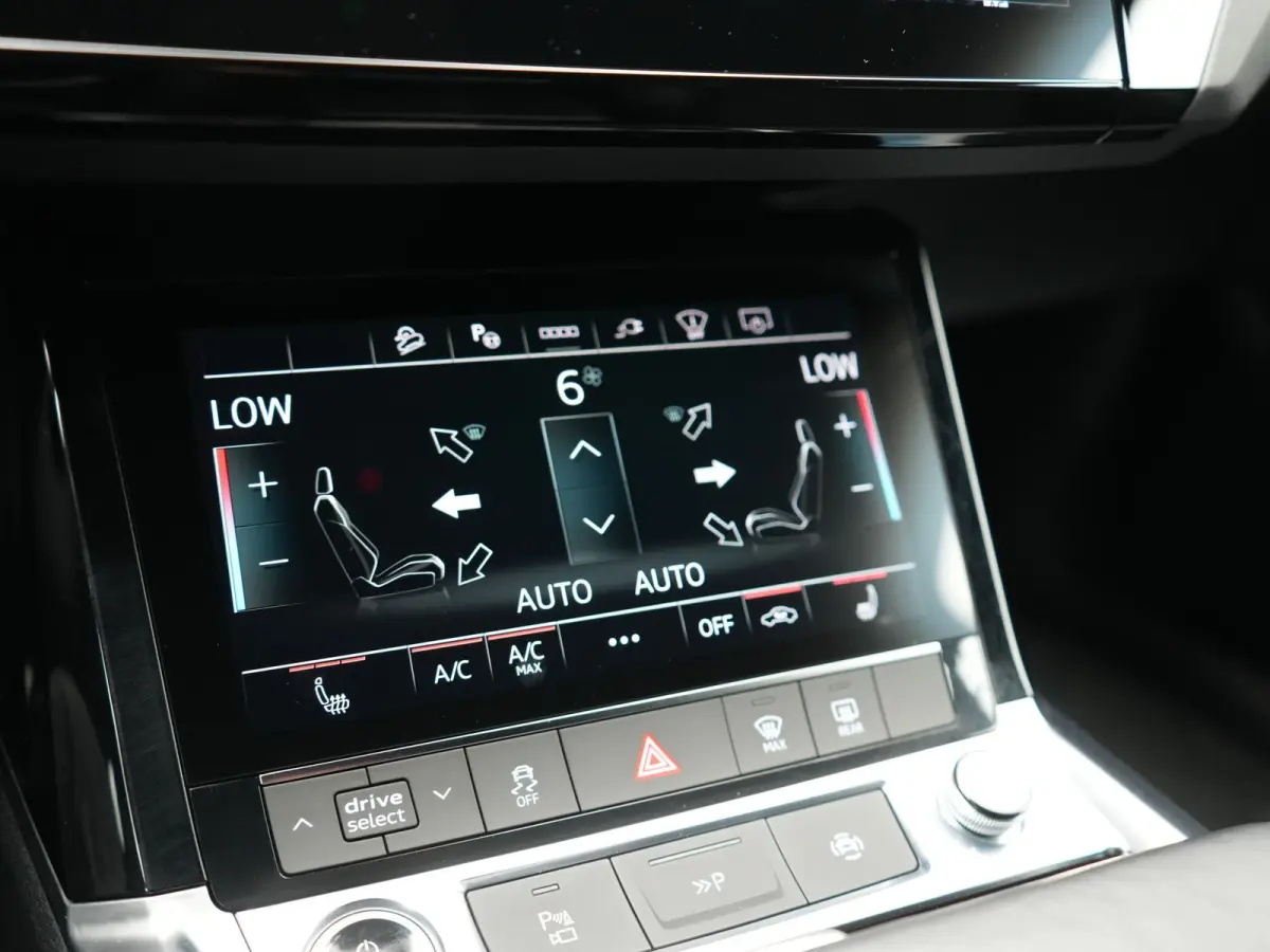 55 quattro S Line 114 kWh Dealer O.H | Trekhaak Afn. | Luchtvering | 360 Camera | Head Up | Adaptive Cruise | Matrix LED | Alcantara Sportstoelen Verwarmd | Apple Carplay | Keyless | Blis | 