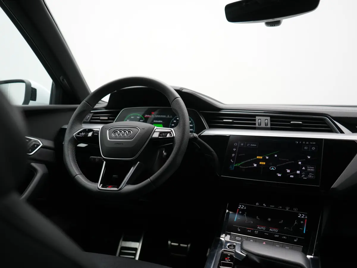 55 quattro S Line 114 kWh Dealer O.H | Trekhaak Afn. | Luchtvering | 360 Camera | Head Up | Adaptive Cruise | Matrix LED | Alcantara Sportstoelen Verwarmd | Apple Carplay | Keyless | Blis | 