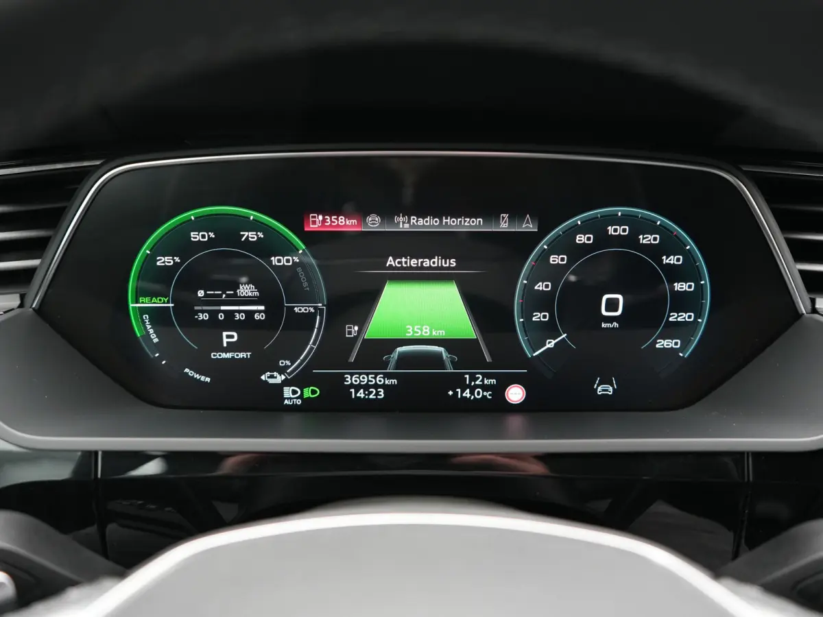 55 quattro S Line 114 kWh Dealer O.H | Trekhaak Afn. | Luchtvering | 360 Camera | Head Up | Adaptive Cruise | Matrix LED | Alcantara Sportstoelen Verwarmd | Apple Carplay | Keyless | Blis | 