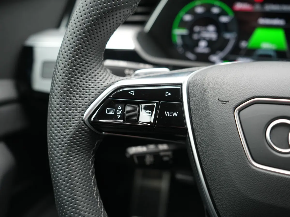 55 quattro S Line 114 kWh Dealer O.H | Trekhaak Afn. | Luchtvering | 360 Camera | Head Up | Adaptive Cruise | Matrix LED | Alcantara Sportstoelen Verwarmd | Apple Carplay | Keyless | Blis | 