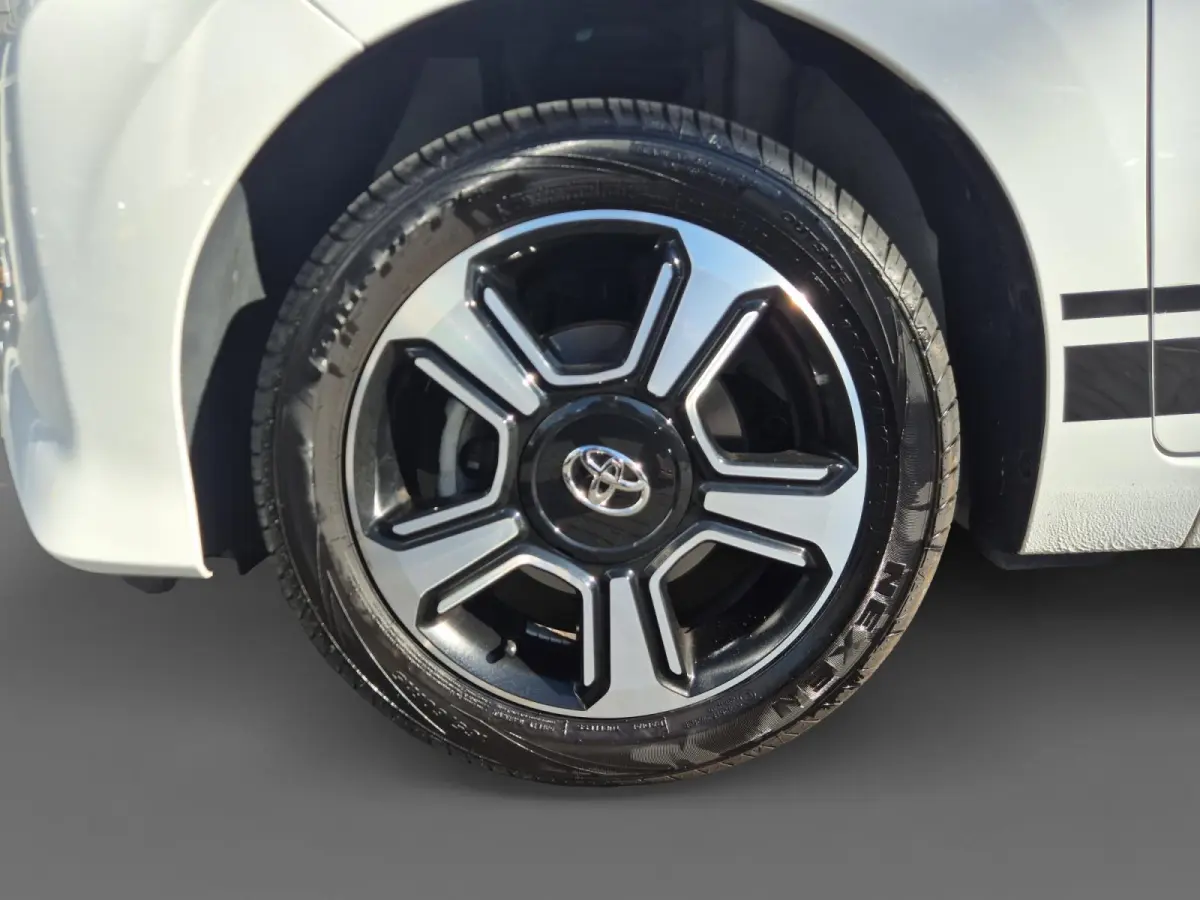 1.0 VVT-i x-play | Airco | Bluetooth | Camera | 5 deurs | Zwart dak |