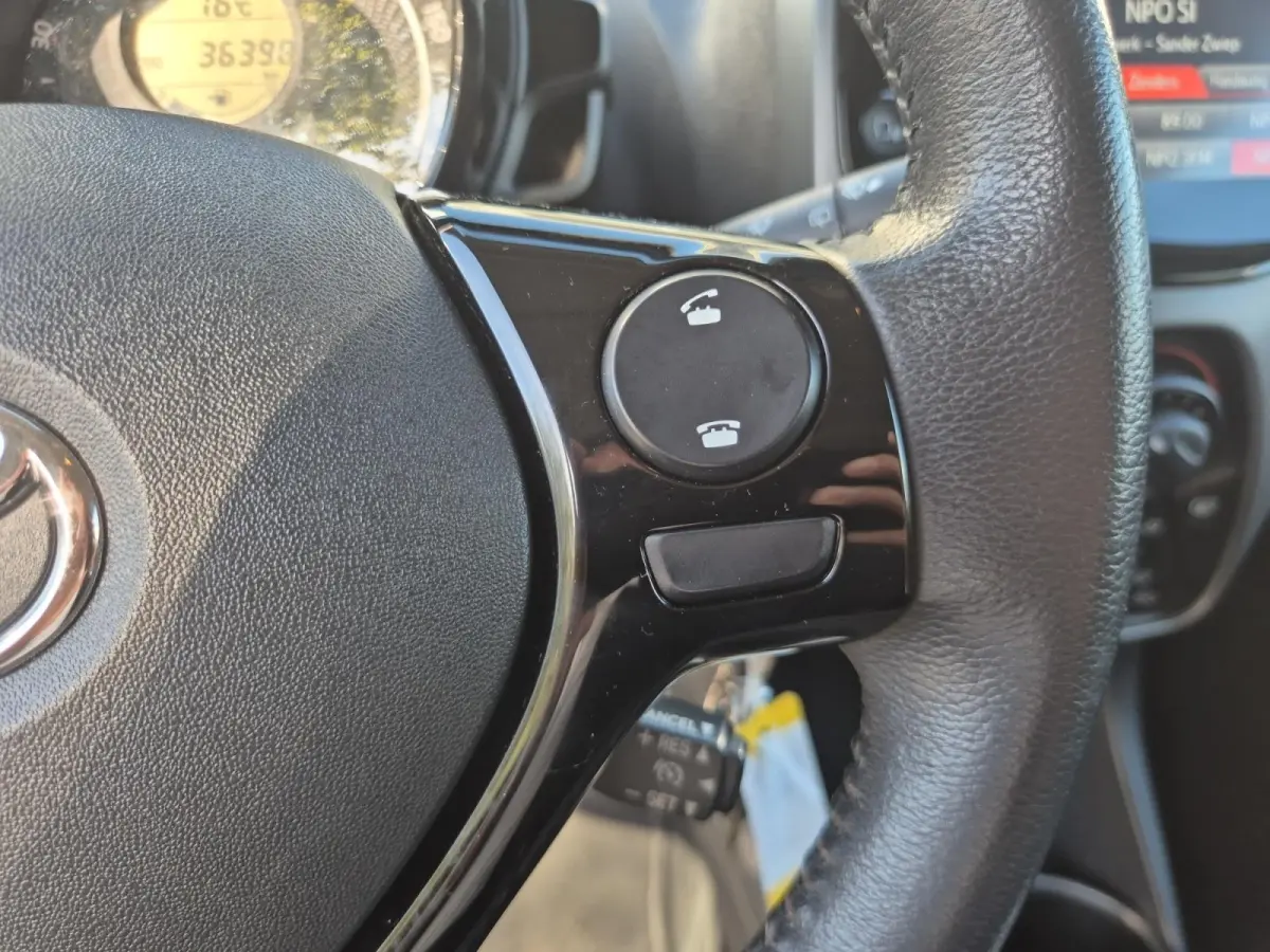 1.0 VVT-i x-play | Airco | Bluetooth | Camera | 5 deurs | Zwart dak |