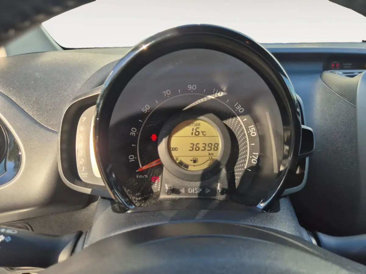 1.0 VVT-i x-play | Airco | Bluetooth | Camera | 5 deurs | Zwart dak |