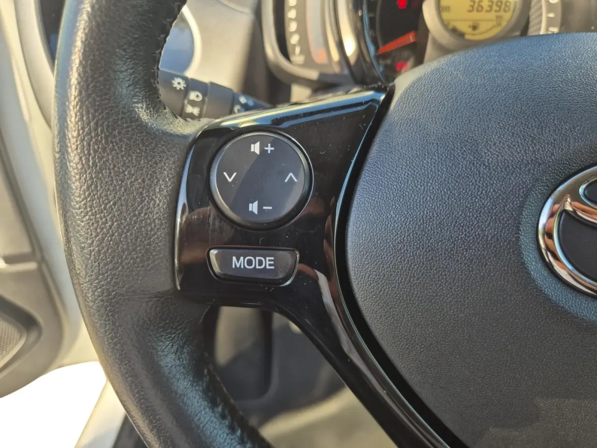 1.0 VVT-i x-play | Airco | Bluetooth | Camera | 5 deurs | Zwart dak |