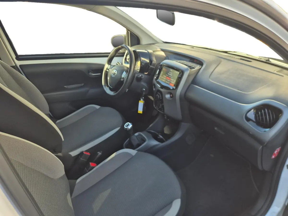 1.0 VVT-i x-play | Airco | Bluetooth | Camera | 5 deurs | Zwart dak |