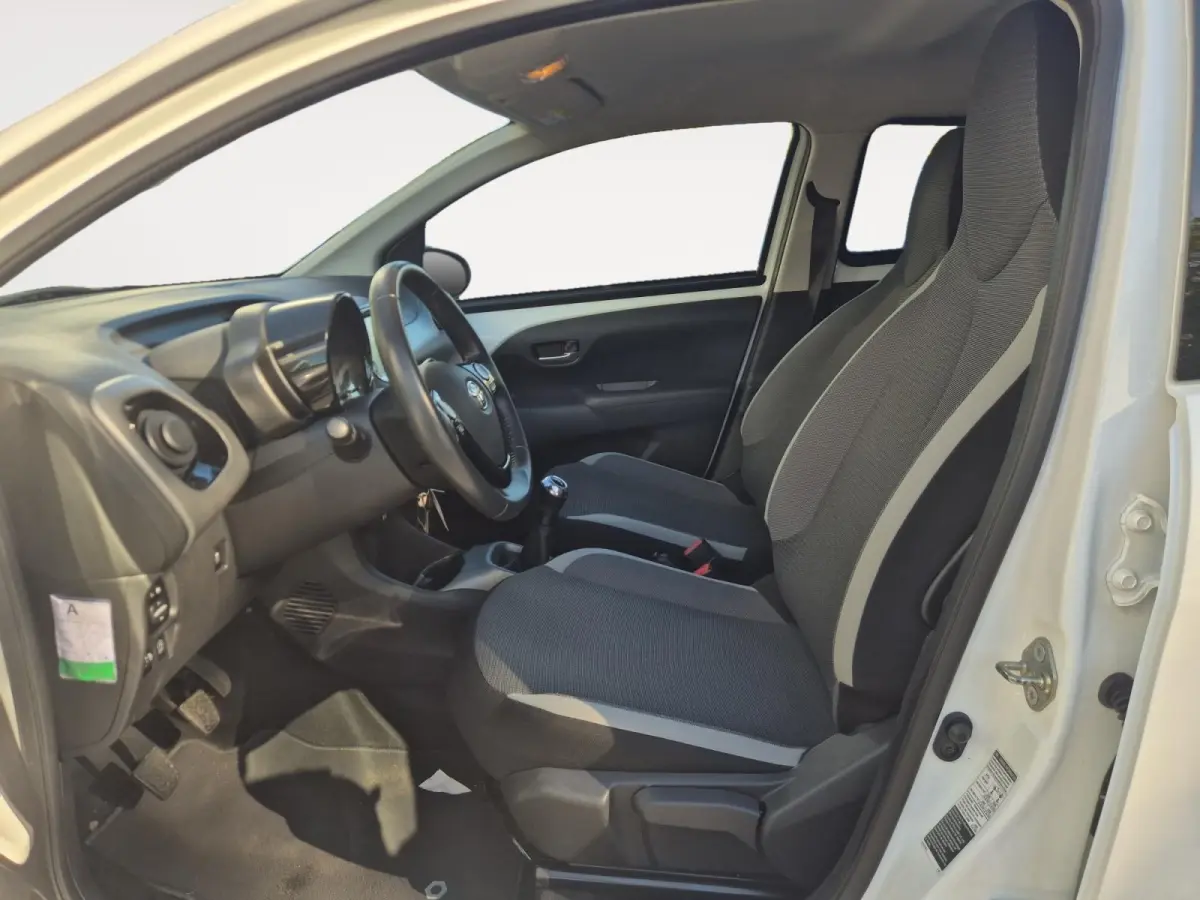 1.0 VVT-i x-play | Airco | Bluetooth | Camera | 5 deurs | Zwart dak |