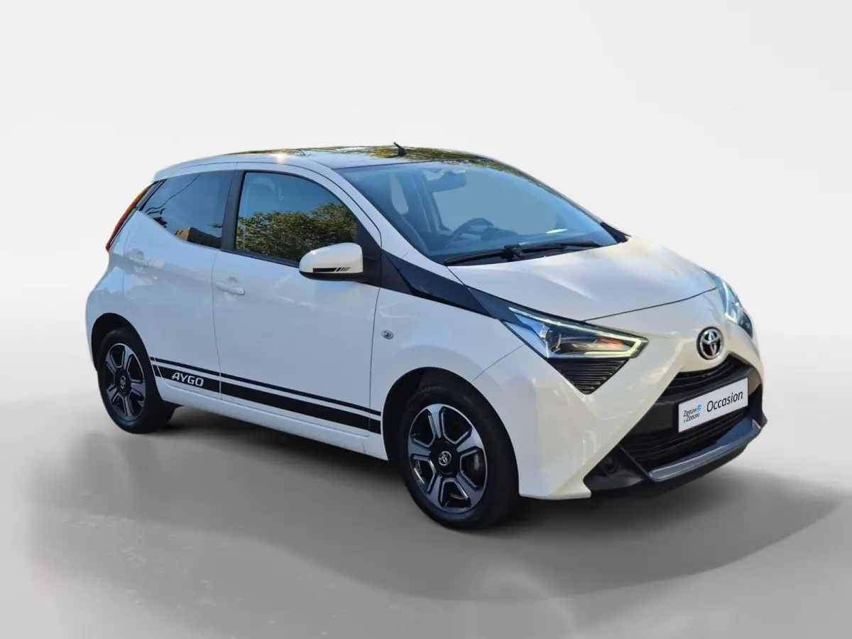 1.0 VVT-i x-play | Airco | Bluetooth | Camera | 5 deurs | Zwart dak |
