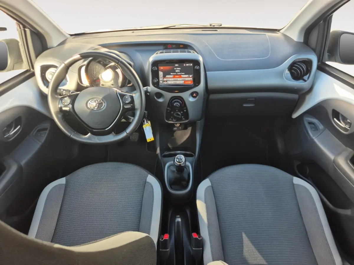 1.0 VVT-i x-play | Airco | Bluetooth | Camera | 5 deurs | Zwart dak |
