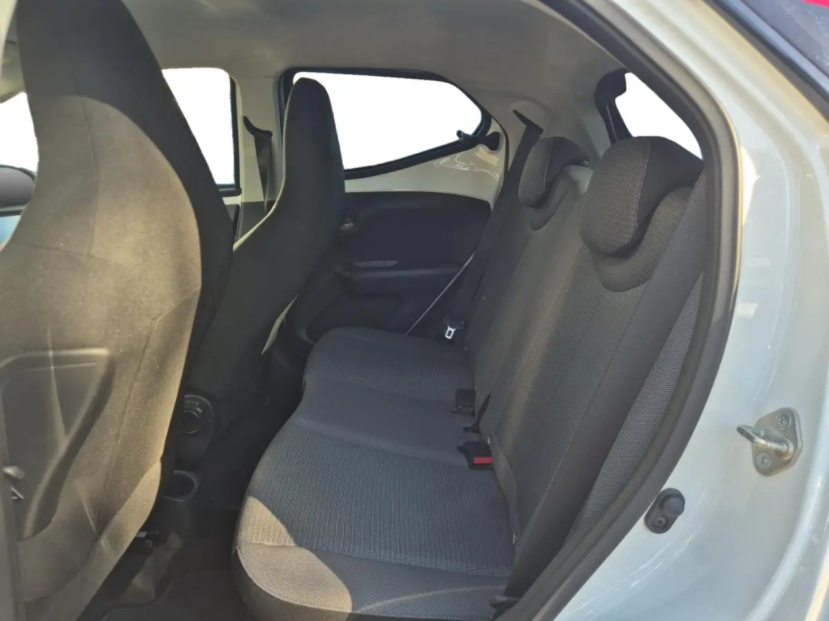 1.0 VVT-i x-play | Airco | Bluetooth | Camera | 5 deurs | Zwart dak |