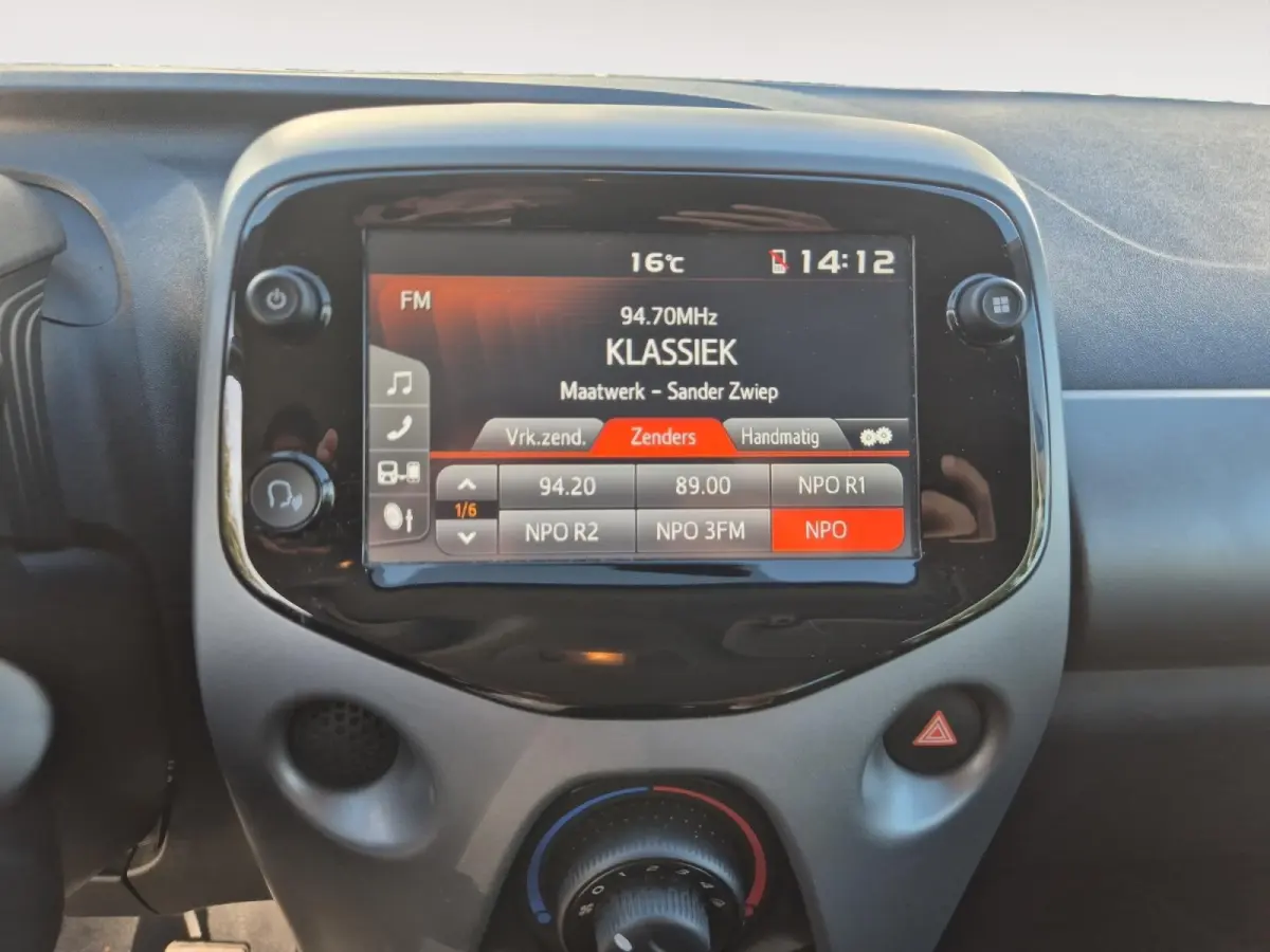 1.0 VVT-i x-play | Airco | Bluetooth | Camera | 5 deurs | Zwart dak |