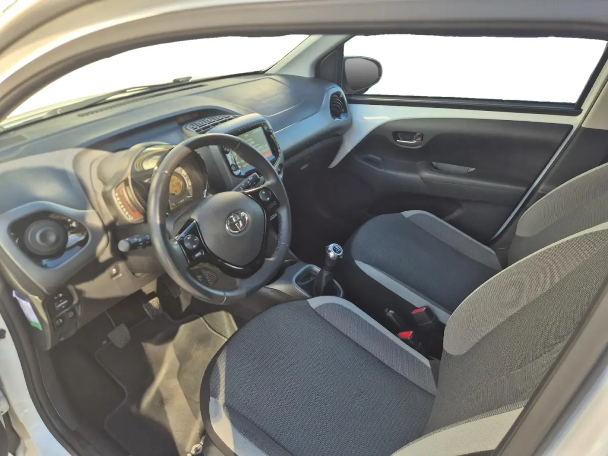 1.0 VVT-i x-play | Airco | Bluetooth | Camera | 5 deurs | Zwart dak |