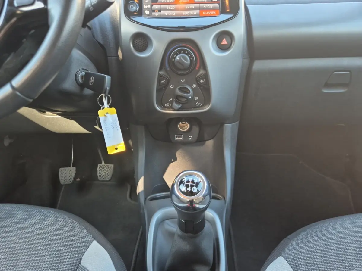 1.0 VVT-i x-play | Airco | Bluetooth | Camera | 5 deurs | Zwart dak |