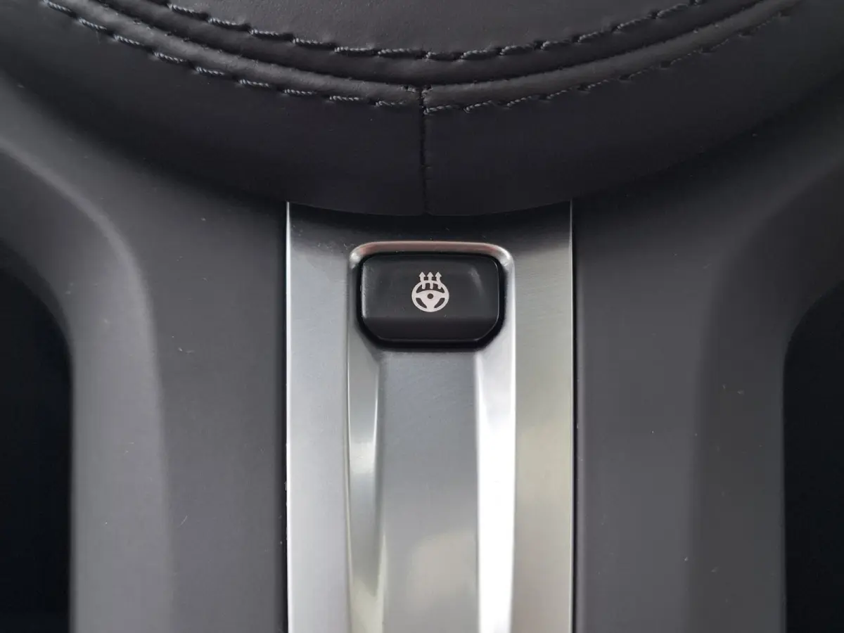 High Executive M-sport 80 kWh | SoH 96.6% | Navigatie/Android/Apple Carplay | LM Velgen 20" | Elektrisch Panoramadak | Stuur/Voorstoelen Verwarmd | ADC | Elektrische Trekhaak | Airco |