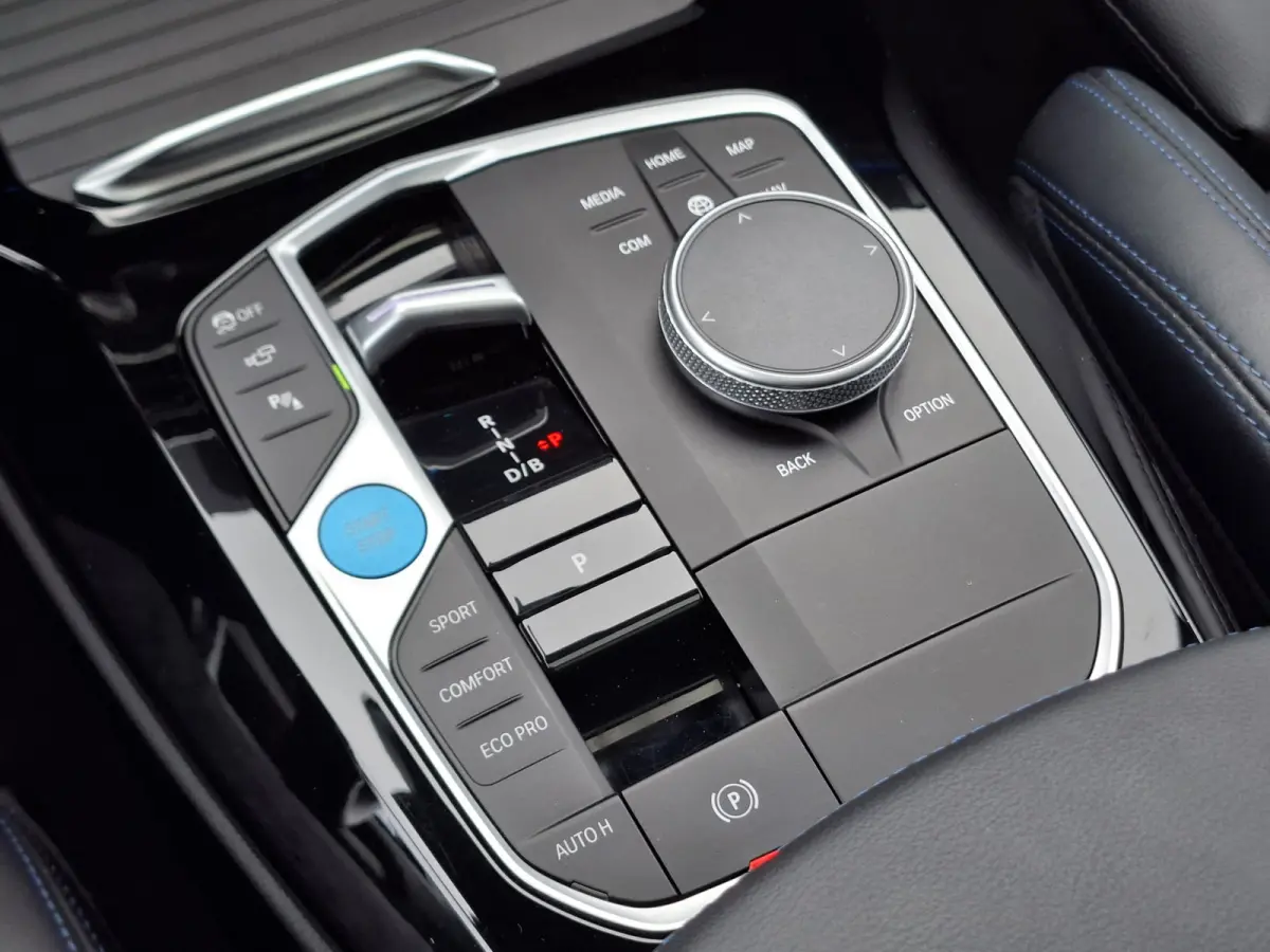 High Executive M-sport 80 kWh | SoH 96.6% | Navigatie/Android/Apple Carplay | LM Velgen 20" | Elektrisch Panoramadak | Stuur/Voorstoelen Verwarmd | ADC | Elektrische Trekhaak | Airco |