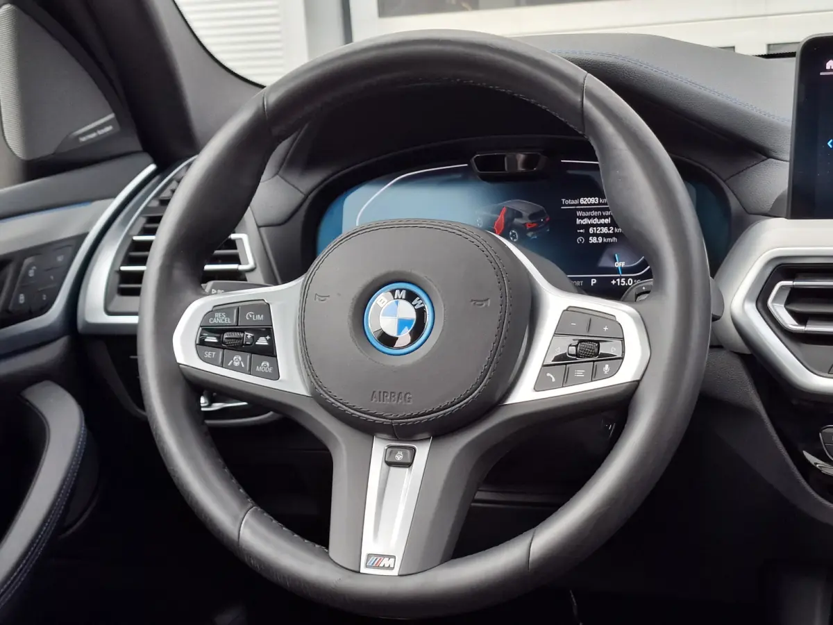 High Executive M-sport 80 kWh | SoH 96.6% | Navigatie/Android/Apple Carplay | LM Velgen 20" | Elektrisch Panoramadak | Stuur/Voorstoelen Verwarmd | ADC | Elektrische Trekhaak | Airco |