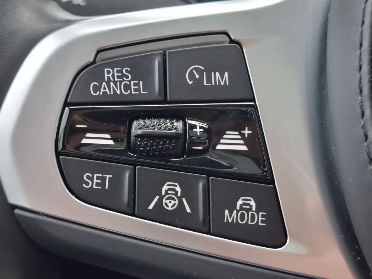 High Executive M-sport 80 kWh | SoH 96.6% | Navigatie/Android/Apple Carplay | LM Velgen 20" | Elektrisch Panoramadak | Stuur/Voorstoelen Verwarmd | ADC | Elektrische Trekhaak | Airco |