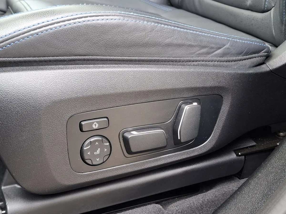 High Executive M-sport 80 kWh | SoH 96.6% | Navigatie/Android/Apple Carplay | LM Velgen 20" | Elektrisch Panoramadak | Stuur/Voorstoelen Verwarmd | ADC | Elektrische Trekhaak | Airco |