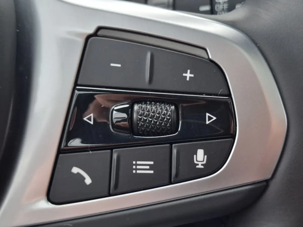 High Executive M-sport 80 kWh | SoH 96.6% | Navigatie/Android/Apple Carplay | LM Velgen 20" | Elektrisch Panoramadak | Stuur/Voorstoelen Verwarmd | ADC | Elektrische Trekhaak | Airco |