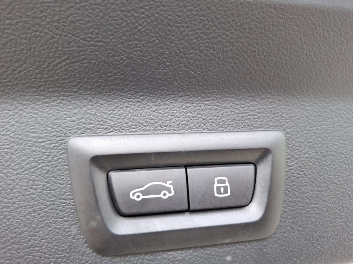 High Executive M-sport 80 kWh | SoH 96.6% | Navigatie/Android/Apple Carplay | LM Velgen 20" | Elektrisch Panoramadak | Stuur/Voorstoelen Verwarmd | ADC | Elektrische Trekhaak | Airco |