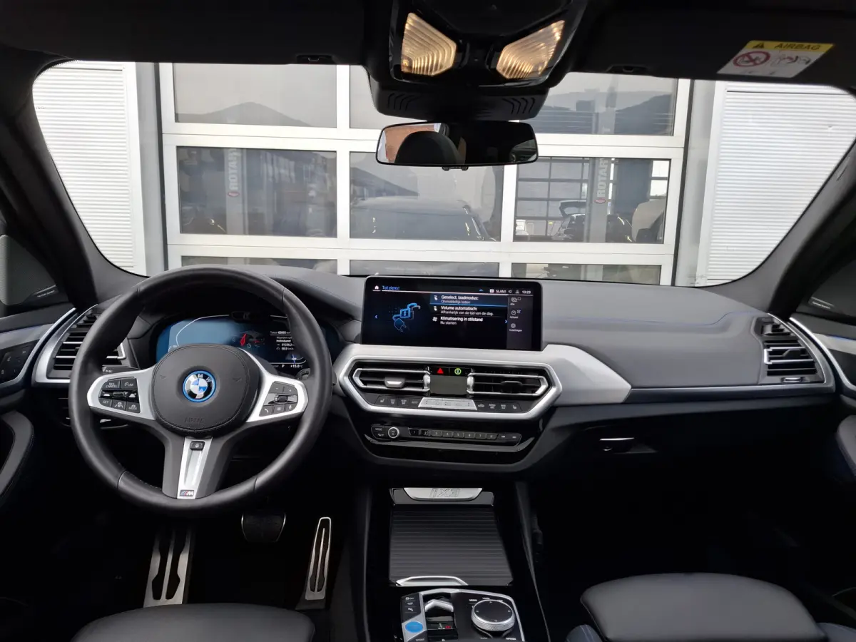 High Executive M-sport 80 kWh | SoH 96.6% | Navigatie/Android/Apple Carplay | LM Velgen 20" | Elektrisch Panoramadak | Stuur/Voorstoelen Verwarmd | ADC | Elektrische Trekhaak | Airco |