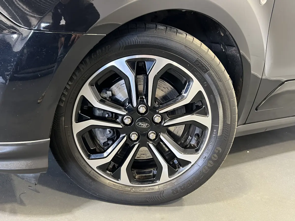 1.5 EcoBlue L2 Sport Trekhaak | LM Velgen 17" | Cruise Control | Voorstoelen Verwarmd | Voorruit Verwarmd | Airco | PDC Achter |