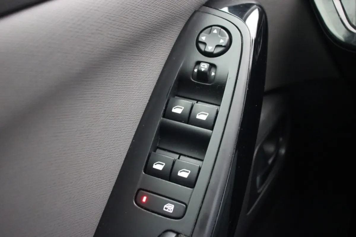 1.2 PureTech Feel 7 Persoons - Trekhaak, Carplay, Navi, Cruise