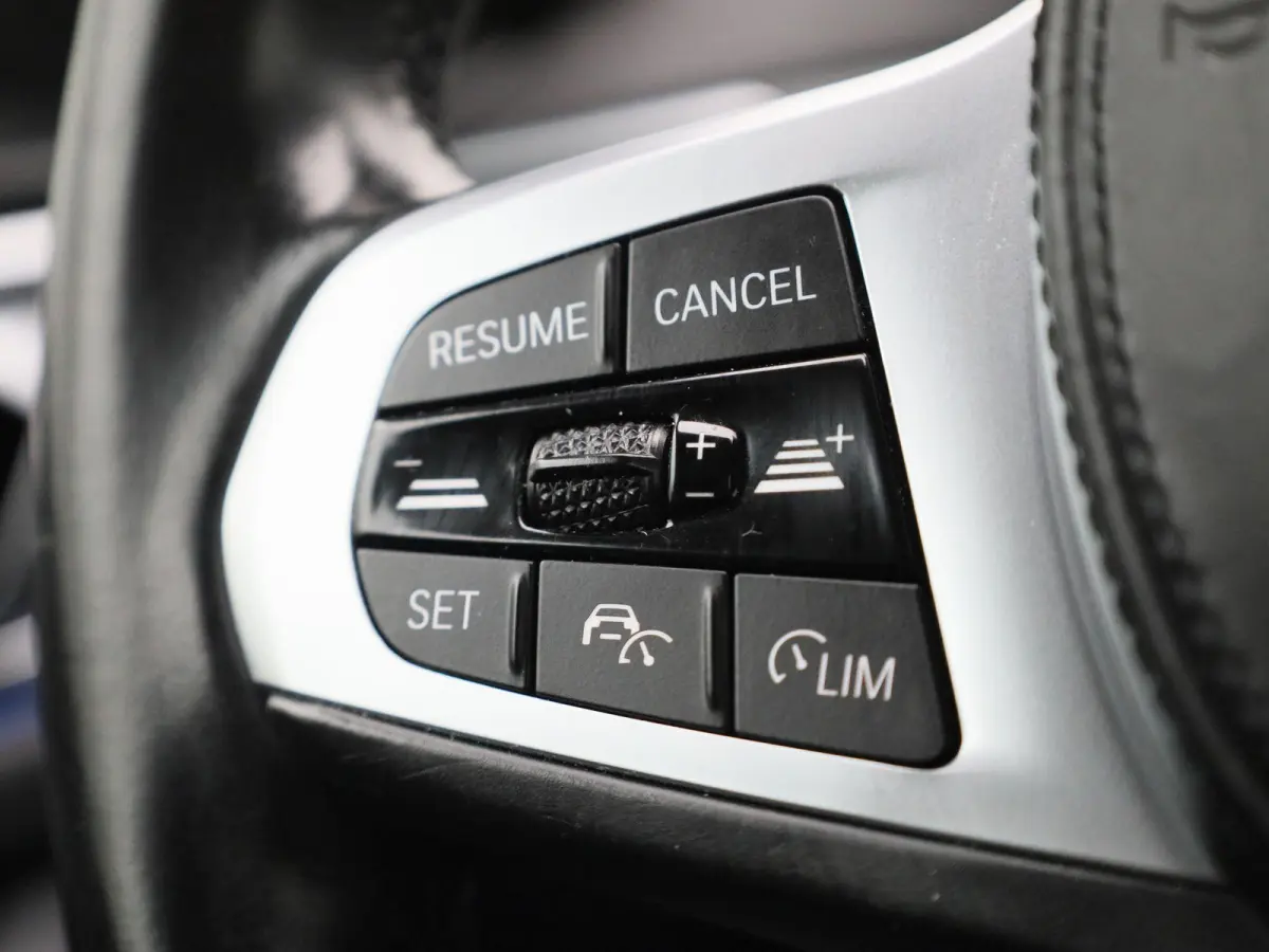 eDrive40 High Executive 84 kWh | ACHTERUITRIJCAMERA | HEAD-UP | ELEKTRISCHE KOFFERKLEP | STOELVERWARMING | APPLE CARPLAY - ANDROID AUTO | ADAPTIVE CRUISE CONTROL |