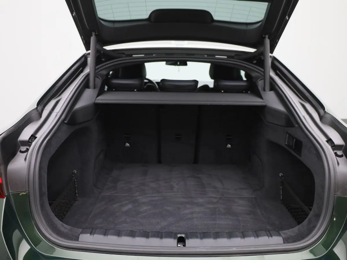 eDrive40 High Executive 84 kWh | ACHTERUITRIJCAMERA | HEAD-UP | ELEKTRISCHE KOFFERKLEP | STOELVERWARMING | APPLE CARPLAY - ANDROID AUTO | ADAPTIVE CRUISE CONTROL |