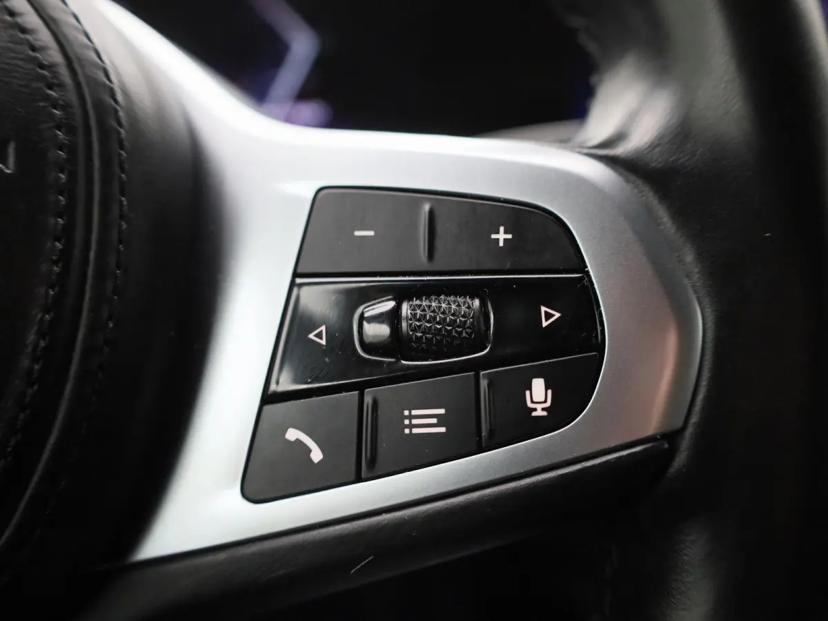eDrive40 High Executive 84 kWh | ACHTERUITRIJCAMERA | HEAD-UP | ELEKTRISCHE KOFFERKLEP | STOELVERWARMING | APPLE CARPLAY - ANDROID AUTO | ADAPTIVE CRUISE CONTROL |