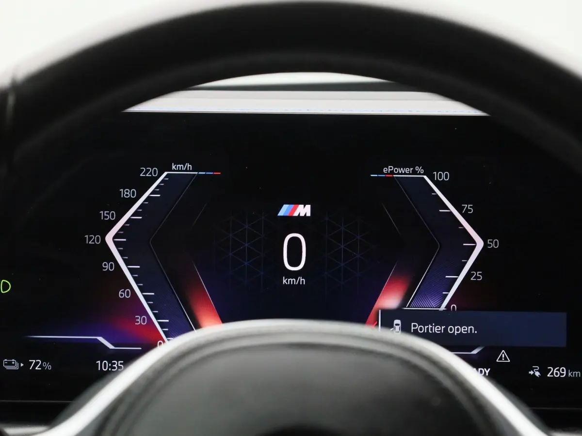 eDrive40 High Executive 84 kWh | ACHTERUITRIJCAMERA | HEAD-UP | ELEKTRISCHE KOFFERKLEP | STOELVERWARMING | APPLE CARPLAY - ANDROID AUTO | ADAPTIVE CRUISE CONTROL |