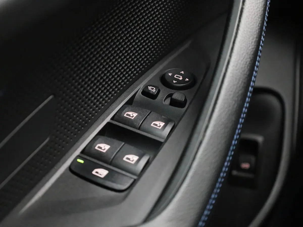 eDrive40 High Executive 84 kWh | ACHTERUITRIJCAMERA | HEAD-UP | ELEKTRISCHE KOFFERKLEP | STOELVERWARMING | APPLE CARPLAY - ANDROID AUTO | ADAPTIVE CRUISE CONTROL |