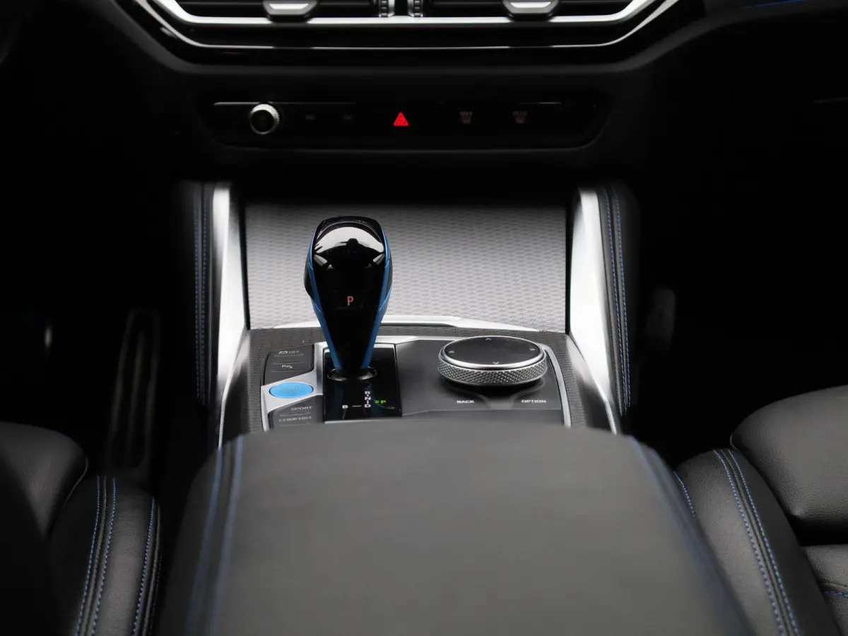 eDrive40 High Executive 84 kWh | ACHTERUITRIJCAMERA | HEAD-UP | ELEKTRISCHE KOFFERKLEP | STOELVERWARMING | APPLE CARPLAY - ANDROID AUTO | ADAPTIVE CRUISE CONTROL |
