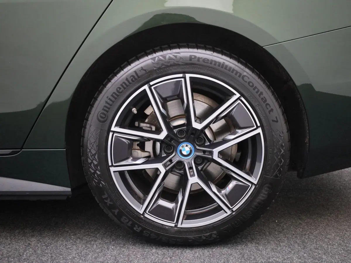 eDrive40 High Executive 84 kWh | ACHTERUITRIJCAMERA | HEAD-UP | ELEKTRISCHE KOFFERKLEP | STOELVERWARMING | APPLE CARPLAY - ANDROID AUTO | ADAPTIVE CRUISE CONTROL |