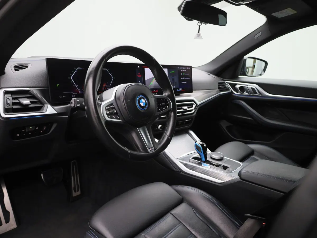 eDrive40 High Executive 84 kWh | ACHTERUITRIJCAMERA | HEAD-UP | ELEKTRISCHE KOFFERKLEP | STOELVERWARMING | APPLE CARPLAY - ANDROID AUTO | ADAPTIVE CRUISE CONTROL |