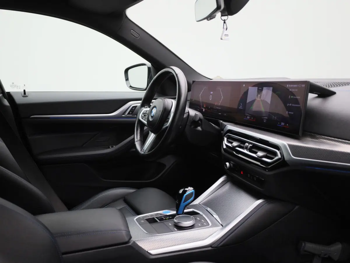 eDrive40 High Executive 84 kWh | ACHTERUITRIJCAMERA | HEAD-UP | ELEKTRISCHE KOFFERKLEP | STOELVERWARMING | APPLE CARPLAY - ANDROID AUTO | ADAPTIVE CRUISE CONTROL |