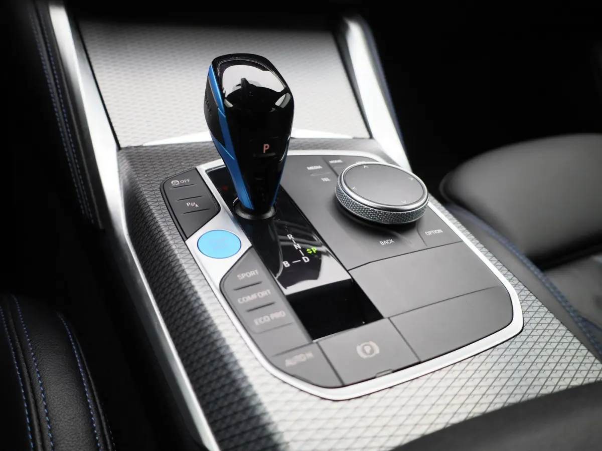 eDrive40 High Executive 84 kWh | ACHTERUITRIJCAMERA | HEAD-UP | ELEKTRISCHE KOFFERKLEP | STOELVERWARMING | APPLE CARPLAY - ANDROID AUTO | ADAPTIVE CRUISE CONTROL |